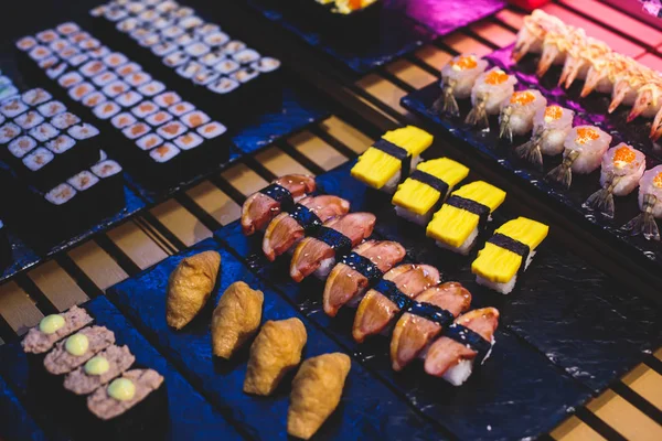 Mesa Banquete Catering Decorada Con Diferentes Rollos Sushi Surtido Platos — Foto de Stock