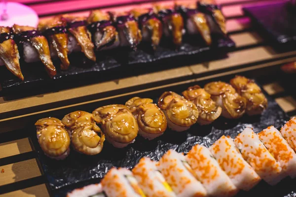 Mesa Banquete Catering Decorada Con Diferentes Rollos Sushi Surtido Platos — Foto de Stock
