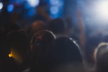 Rock konseri görünümünü büyük konser salonu, kalabalık ve sahne ışıkları, kalabalık konser salonu ile insanlar siluet rock gösterisi performansını sahne ışıkları, show
