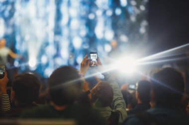 Rock konseri görünümünü büyük konser salonu, kalabalık ve sahne ışıkları, kalabalık konser salonu ile insanlar siluet rock gösterisi performansını sahne ışıkları, show