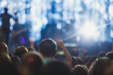 Rock konseri görünümünü büyük konser salonu, kalabalık ve sahne ışıkları, kalabalık konser salonu ile insanlar siluet rock gösterisi performansını sahne ışıkları, show