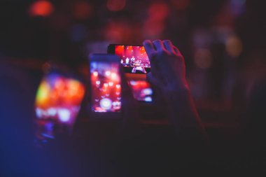 Rock konseri görünümünü büyük konser salonu, kalabalık ve sahne ışıkları, kalabalık konser salonu ile insanlar siluet rock gösterisi performansını sahne ışıkları, show