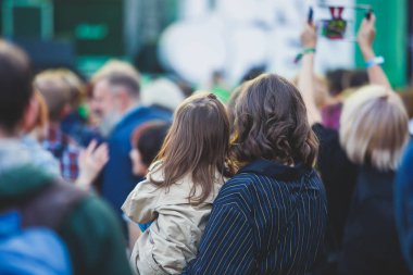 Rock konseri görünümünü büyük konser salonu, kalabalık ve sahne ışıkları, kalabalık konser salonu ile insanlar siluet rock gösterisi performansını sahne ışıkları, show