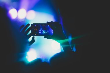 Rock konseri görünümünü büyük konser salonu, kalabalık ve sahne ışıkları, kalabalık konser salonu ile insanlar siluet rock gösterisi performansını sahne ışıkları, show