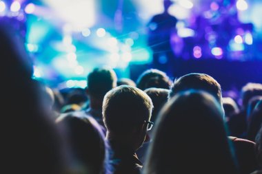 Rock konseri görünümünü büyük konser salonu, kalabalık ve sahne ışıkları, kalabalık konser salonu ile insanlar siluet rock gösterisi performansını sahne ışıkları, show