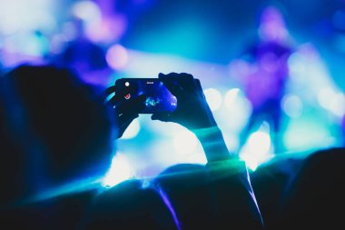 Rock konseri görünümünü büyük konser salonu, kalabalık ve sahne ışıkları, kalabalık konser salonu ile insanlar siluet rock gösterisi performansını sahne ışıkları, show