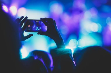 Rock konseri görünümünü büyük konser salonu, kalabalık ve sahne ışıkları, kalabalık konser salonu ile insanlar siluet rock gösterisi performansını sahne ışıkları, show