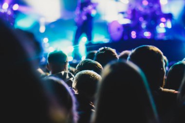 Rock konseri görünümünü büyük konser salonu, kalabalık ve sahne ışıkları, kalabalık konser salonu ile insanlar siluet rock gösterisi performansını sahne ışıkları, show