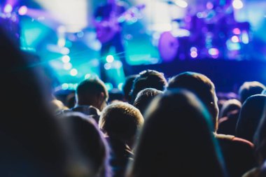Rock konseri görünümünü büyük konser salonu, kalabalık ve sahne ışıkları, kalabalık konser salonu ile insanlar siluet rock gösterisi performansını sahne ışıkları, show