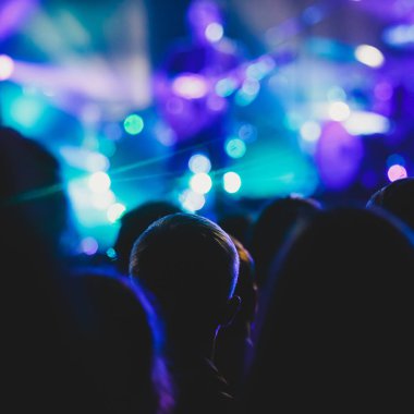 Rock konseri görünümünü büyük konser salonu, kalabalık ve sahne ışıkları, kalabalık konser salonu ile insanlar siluet rock gösterisi performansını sahne ışıkları, show