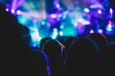Rock konseri görünümünü büyük konser salonu, kalabalık ve sahne ışıkları, kalabalık konser salonu ile insanlar siluet rock gösterisi performansını sahne ışıkları, show