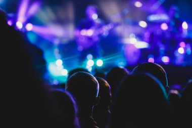 Rock konseri görünümünü büyük konser salonu, kalabalık ve sahne ışıkları, kalabalık konser salonu ile insanlar siluet rock gösterisi performansını sahne ışıkları, show