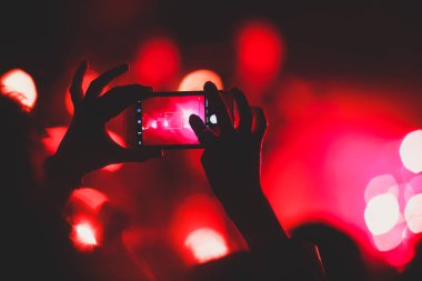 Rock konseri görünümünü büyük konser salonu, kalabalık ve sahne ışıkları, kalabalık konser salonu ile insanlar siluet rock gösterisi performansını sahne ışıkları, show