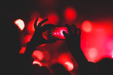 Rock konseri görünümünü büyük konser salonu, kalabalık ve sahne ışıkları, kalabalık konser salonu ile insanlar siluet rock gösterisi performansını sahne ışıkları, show