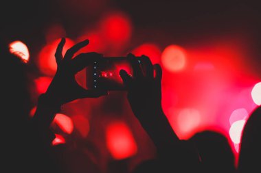 Rock konseri görünümünü büyük konser salonu, kalabalık ve sahne ışıkları, kalabalık konser salonu ile insanlar siluet rock gösterisi performansını sahne ışıkları, show