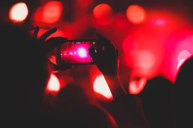 Rock konseri görünümünü büyük konser salonu, kalabalık ve sahne ışıkları, kalabalık konser salonu ile insanlar siluet rock gösterisi performansını sahne ışıkları, show