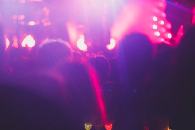 Rock konseri görünümünü büyük konser salonu, kalabalık ve sahne ışıkları, kalabalık konser salonu ile insanlar siluet rock gösterisi performansını sahne ışıkları, show