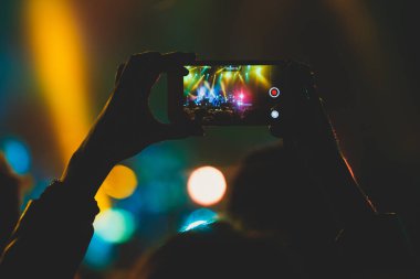 Rock konseri görünümünü büyük konser salonu, kalabalık ve sahne ışıkları, kalabalık konser salonu ile insanlar siluet rock gösterisi performansını sahne ışıkları, show