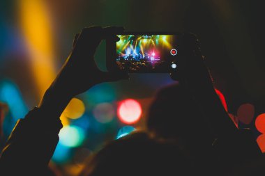 Rock konseri görünümünü büyük konser salonu, kalabalık ve sahne ışıkları, kalabalık konser salonu ile insanlar siluet rock gösterisi performansını sahne ışıkları, show