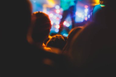 Rock konseri görünümünü büyük konser salonu, kalabalık ve sahne ışıkları, kalabalık konser salonu ile insanlar siluet rock gösterisi performansını sahne ışıkları, show