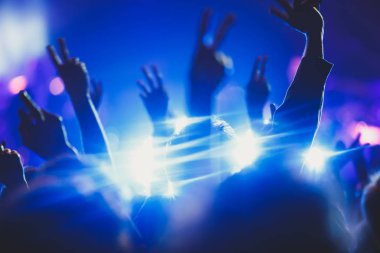 Rock konseri görünümünü büyük konser salonu, kalabalık ve sahne ışıkları, kalabalık konser salonu ile insanlar siluet rock gösterisi performansını sahne ışıkları, show
