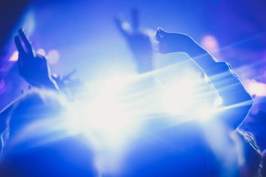 Rock konseri görünümünü büyük konser salonu, kalabalık ve sahne ışıkları, kalabalık konser salonu ile insanlar siluet rock gösterisi performansını sahne ışıkları, show