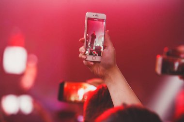 Rock konseri görünümünü büyük konser salonu, kalabalık ve sahne ışıkları, kalabalık konser salonu ile insanlar siluet rock gösterisi performansını sahne ışıkları, show