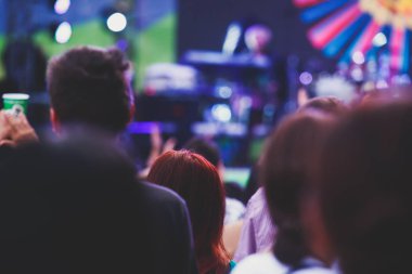 Rock konseri görünümünü büyük konser salonu, kalabalık ve sahne ışıkları, kalabalık konser salonu ile insanlar siluet rock gösterisi performansını sahne ışıkları, show