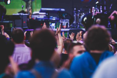 Rock konseri görünümünü büyük konser salonu, kalabalık ve sahne ışıkları, kalabalık konser salonu ile insanlar siluet rock gösterisi performansını sahne ışıkları, show