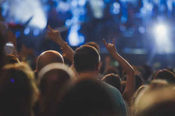 Zobacz Koncert Rockowy Pokaż Sali Koncertowej Duże Tłumu Etapie Światła — Zdjęcie stockowe