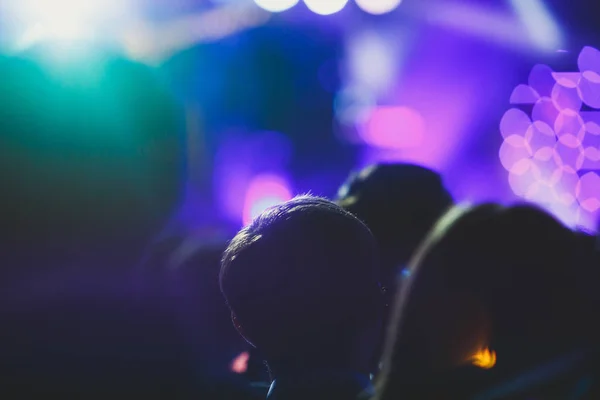 Zobacz Koncert Rockowy Pokaż Sali Koncertowej Duże Tłumu Etapie Światła — Zdjęcie stockowe