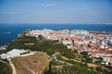 Görülen Kutsal İsa'nın Kral, Lizbon, büyük Lizbon, Portekiz, güneşli yaz panoramik görünüm Almada şehir ve yerleşim yeri, vie