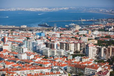 Görülen Kutsal İsa'nın Kral, Lizbon, büyük Lizbon, Portekiz, güneşli yaz panoramik görünüm Almada şehir ve yerleşim yeri, vie