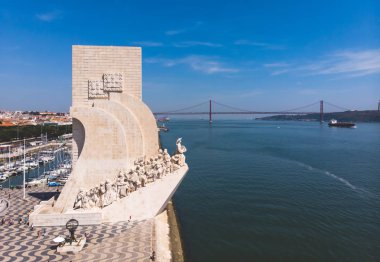 Belem bölgesi görünümünü, Lizbon, Portekiz, keşifler ve 25 Nisan Köprüsü ve Tagus Nehri, Anıt ile Belediyesi sivil bucak hava yaz görüntü robot