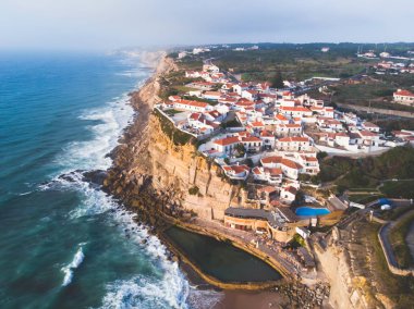 Dron, Atlantik Okyanusu ile ateş Azenhas Mar, Sintra, Portekiz kıyısında Lizbon, Portekiz, kuzeybatısında bir sahil köyü Belediyesi hava görünümünü vie