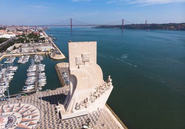 Belem bölgesi görünümünü, Lizbon, Portekiz, keşifler ve 25 Nisan Köprüsü ve Tagus Nehri, Anıt ile Belediyesi sivil bucak hava yaz görüntü robot