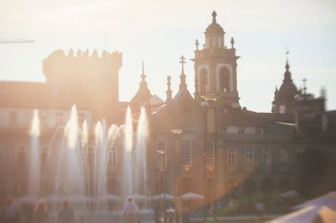 Tarihi eski şehir merkezi Braga, Portekiz, Norte bölgesi, yaz akşam sokaklarda