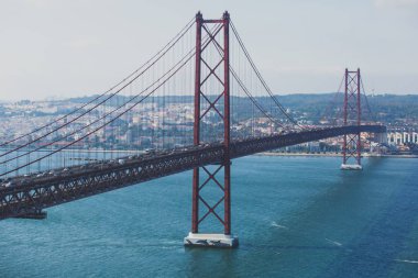 25 April asma köprü, Lizbon, Portuga Tagus Nehri 25 de Abril köprüden güzel panoramik manzaralı