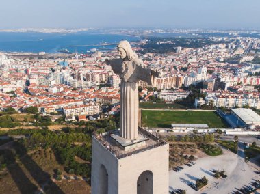 Mesih'in Kutsal Kral görünümünü, Cristo Rei, Almada, Lizbon, 25 de Abril köprü asma köprü, Tagus Nehri, hava uçak ile yaz güneşli da içinde görüntülemek