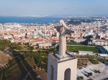 Mesih'in Kutsal Kral görünümünü, Cristo Rei, Almada, Lizbon, 25 de Abril köprü asma köprü, Tagus Nehri, hava uçak ile yaz güneşli da içinde görüntülemek