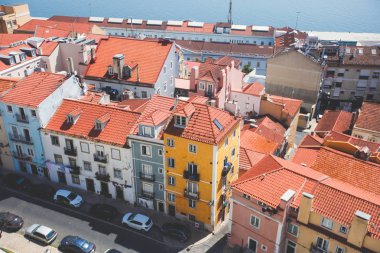 Gözlem güverte belvedere görülen güzel süper geniş açı hava panoramik görünüm Lizbon, Portekiz, Alfama bölgesine ve tarihi eski şehir ile