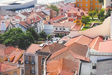 Gözlem güverte belvedere görülen güzel süper geniş açı hava panoramik görünüm Lizbon, Portekiz, Alfama bölgesine ve tarihi eski şehir ile