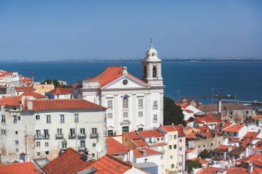 Gözlem güverte belvedere görülen güzel süper geniş açı hava panoramik görünüm Lizbon, Portekiz, Alfama bölgesine ve tarihi eski şehir ile