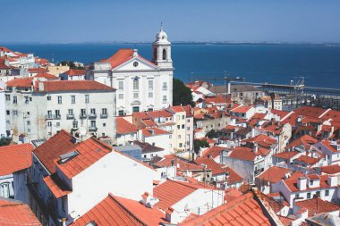 Gözlem güverte belvedere görülen güzel süper geniş açı hava panoramik görünüm Lizbon, Portekiz, Alfama bölgesine ve tarihi eski şehir ile