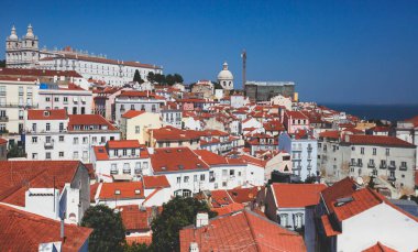 Gözlem güverte belvedere görülen güzel süper geniş açı hava panoramik görünüm Lizbon, Portekiz, Alfama bölgesine ve tarihi eski şehir ile