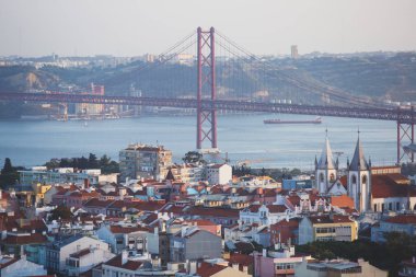 Güzel süper geniş açı havadan görünümü Lizbon, Portekiz liman, manzarası, şehir ve 25 ötesinde sahne ile de Abril Köprüsü, Tagus Nehri üzerinde belvedere gözlem Aralık vurdu