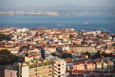 Güzel süper geniş açı havadan görünümü Lizbon, Portekiz liman, manzarası, şehir ve 25 ötesinde sahne ile de Abril Köprüsü, Tagus Nehri üzerinde belvedere gözlem Aralık vurdu