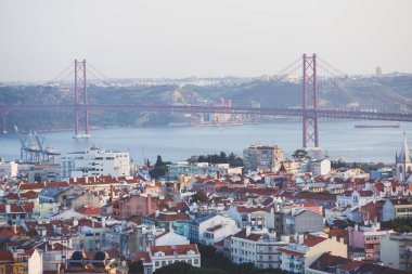 Güzel süper geniş açı havadan görünümü Lizbon, Portekiz liman, manzarası, şehir ve 25 ötesinde sahne ile de Abril Köprüsü, Tagus Nehri üzerinde belvedere gözlem Aralık vurdu