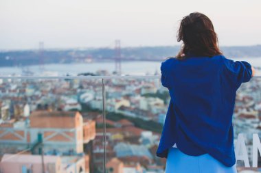 Güzel süper geniş açı havadan görünümü Lizbon, Portekiz liman, manzarası, şehir ve 25 ötesinde sahne ile de Abril Köprüsü, Tagus Nehri üzerinde belvedere gözlem Aralık vurdu