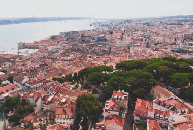 Güzel süper geniş açı havadan görünümü Lizbon, Portekiz ötesinde şehir, liman ve manzarası manzara ile ateş dron